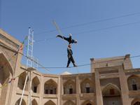 akrobatische Vorführung der Zirkus-Familie Darbozschi in der Feruz-Khan Medrese, Chiwa