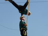 akrobatische Vorführung der Zirkus-Familie Darbozschi in der Feruz-Khan Medrese, Chiwa