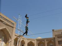 akrobatische Vorführung der Zirkus-Familie Darbozschi in der Feruz-Khan Medrese, Chiwa