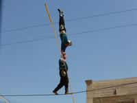 akrobatische Vorführung der Zirkus-Familie Darbozschi in der Feruz-Khan Medrese, Chiwa