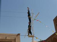 akrobatische Vorführung der Zirkus-Familie Darbozschi in der Feruz-Khan Medrese, Chiwa