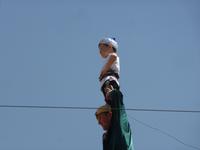 akrobatische Vorführung der Zirkus-Familie Darbozschi in der Feruz-Khan Medrese, Chiwa