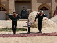 Vorführung der Zirkus-Familie Darbozschi in der Feruz-Khan Medrese, Chiwa
