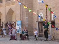 Vorführung der Zirkus-Familie Darbozschi in der Feruz-Khan Medrese, Chiwa