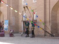 Vorführung der Zirkus-Familie Darbozschi in der Feruz-Khan Medrese, Chiwa