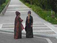 zwei Frauen in Aschchabat, Turmenistan