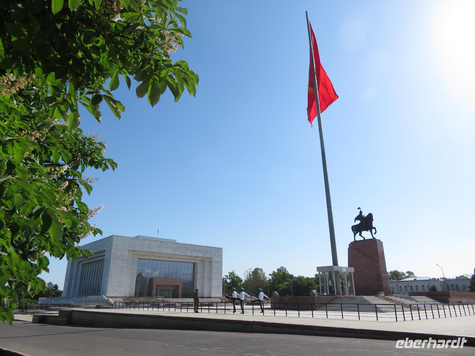 Wachablösung am Historischen Museum von Bishkek