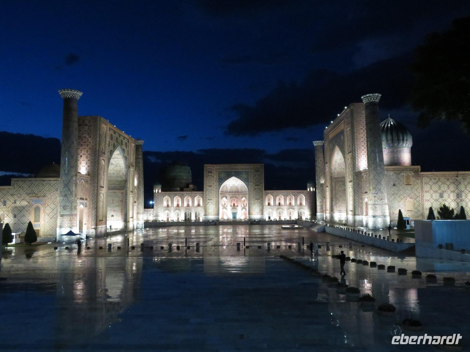 Registan-Platz am Abend