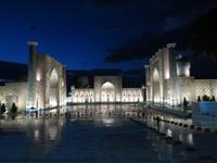 Registan-Platz am Abend
