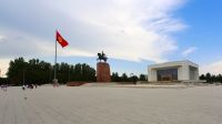 0964-Bischkek-Zentraler Platz mit Staatsflagge, Manas-Denkmal und Historischem Museum