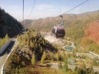 Fahrt mit der Bergbahn zurück ins Tal, im Hintergrund: Medeo-Eislausstadion