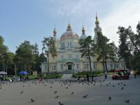 Stadterkundungstour durch Almaty: orthodoxe Himmelsfahrt-Kathedrale - ein Holzbauwerk des russischen Architekten Zenkow