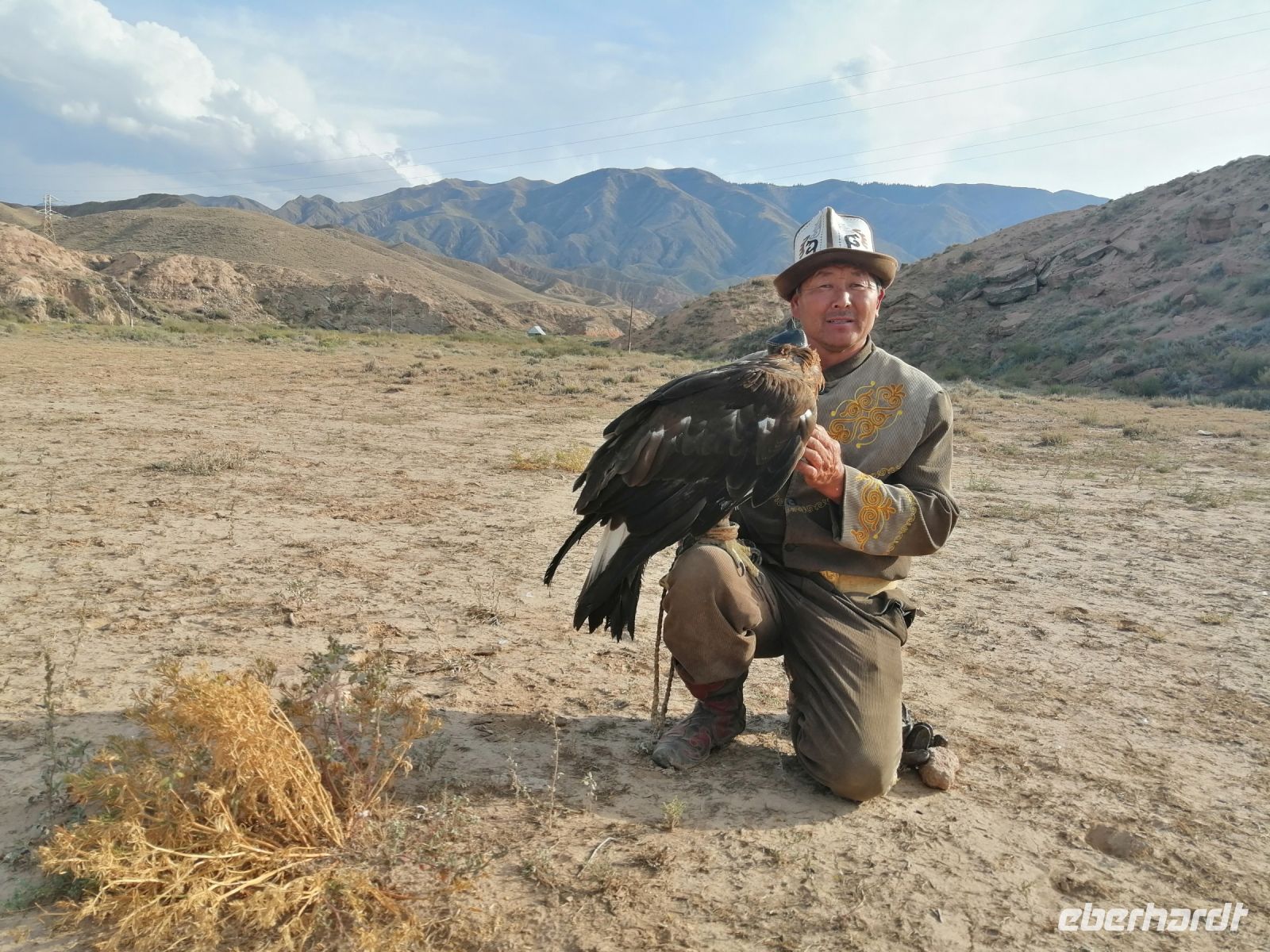 Berkuttsch mit dem Greifvogel