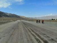 Ein Radfahrerteam kam uns entgegen, Orto-Tokoi-Talsperre