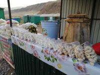 auf dem kleien Straßenmarkt gibt es den typischen Hartkäse: 