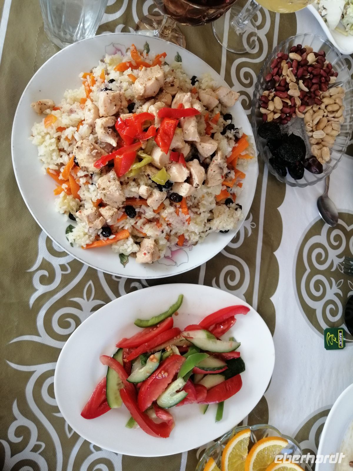 unser Mittagessen (Plow) bei der Familie im Jurtencamp im Bergtal Kara-Kojun