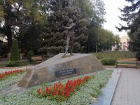 Stadtrundgang durch Bischkeck, Denkmal dem Tänzer Tscholponbek Basarbaev