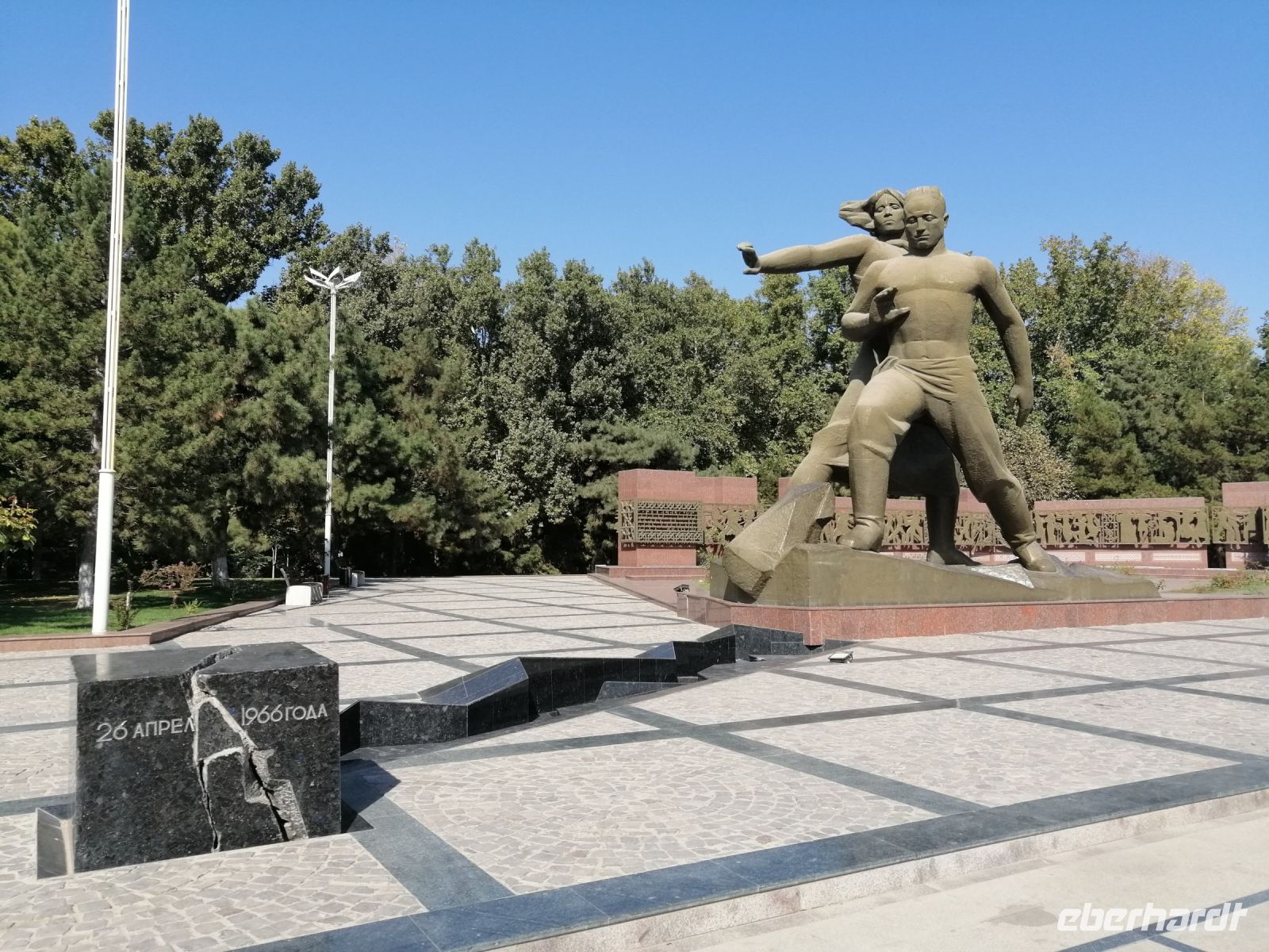 Stadtrundgang durch Taschkent, Denkmal für die Opfer des Erdbebens vom 26.04.1966
