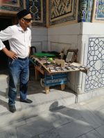 Registan-Platz in Samarkand, Künstlerstand im Hof der Ulugbek-Medresse