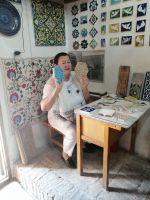 Registan-Platz in Samarkand, Ulugbek-Medresse: Gulnora erklärt die Lehmbrennerei