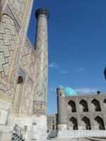 Registan-Platz in Samarkand, Ulugbek-Medresse (links) und Tilya-Kori-Medresse (rechts)