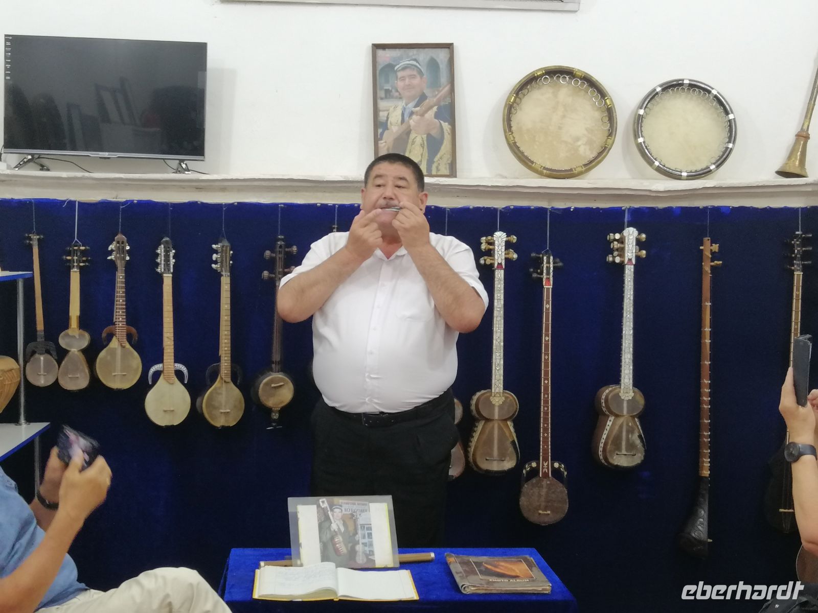 Vorführung der einheimischen Musikinstrumente in der Scher-Dor-Medresse