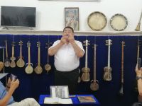 Vorführung der einheimischen Musikinstrumente in der Scher-Dor-Medresse