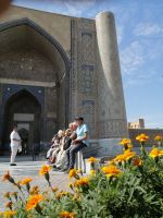 Bibi-Khanim-Moschee, Gulnora erzählt und die Geschichte über die Lieblingsfrau von Amir Timur