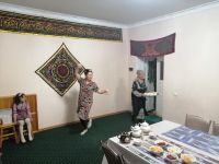 Asisa tanzt für uns einen typisch usbekischen Tanz