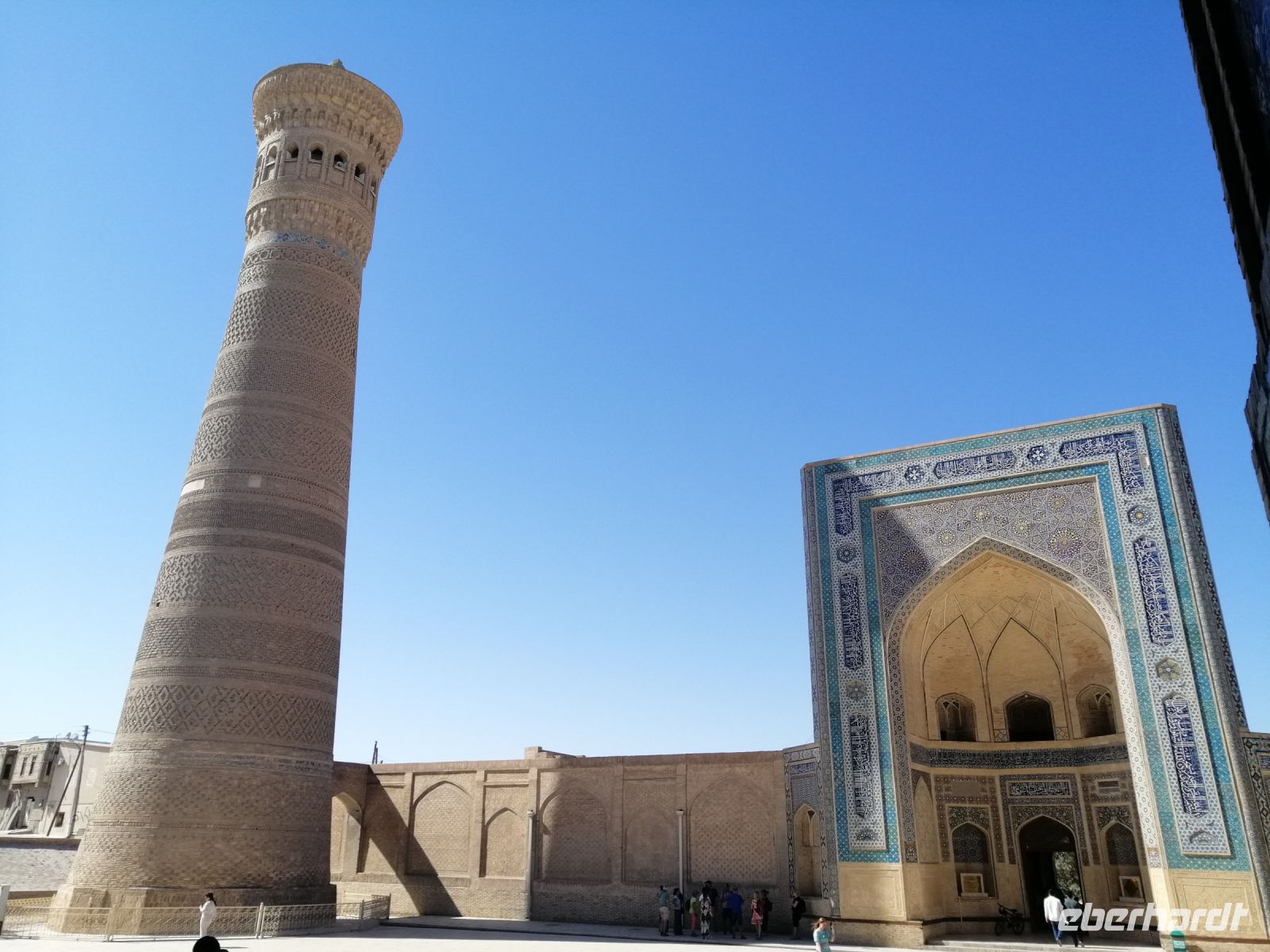 Stadtrundgang durch Buchara, Kaljan Minarett (links) und Kaljan-Moschee (mittig)