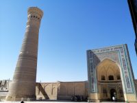 Stadtrundgang durch Buchara, Kaljan Minarett (links) und Kaljan-Moschee (mittig)
