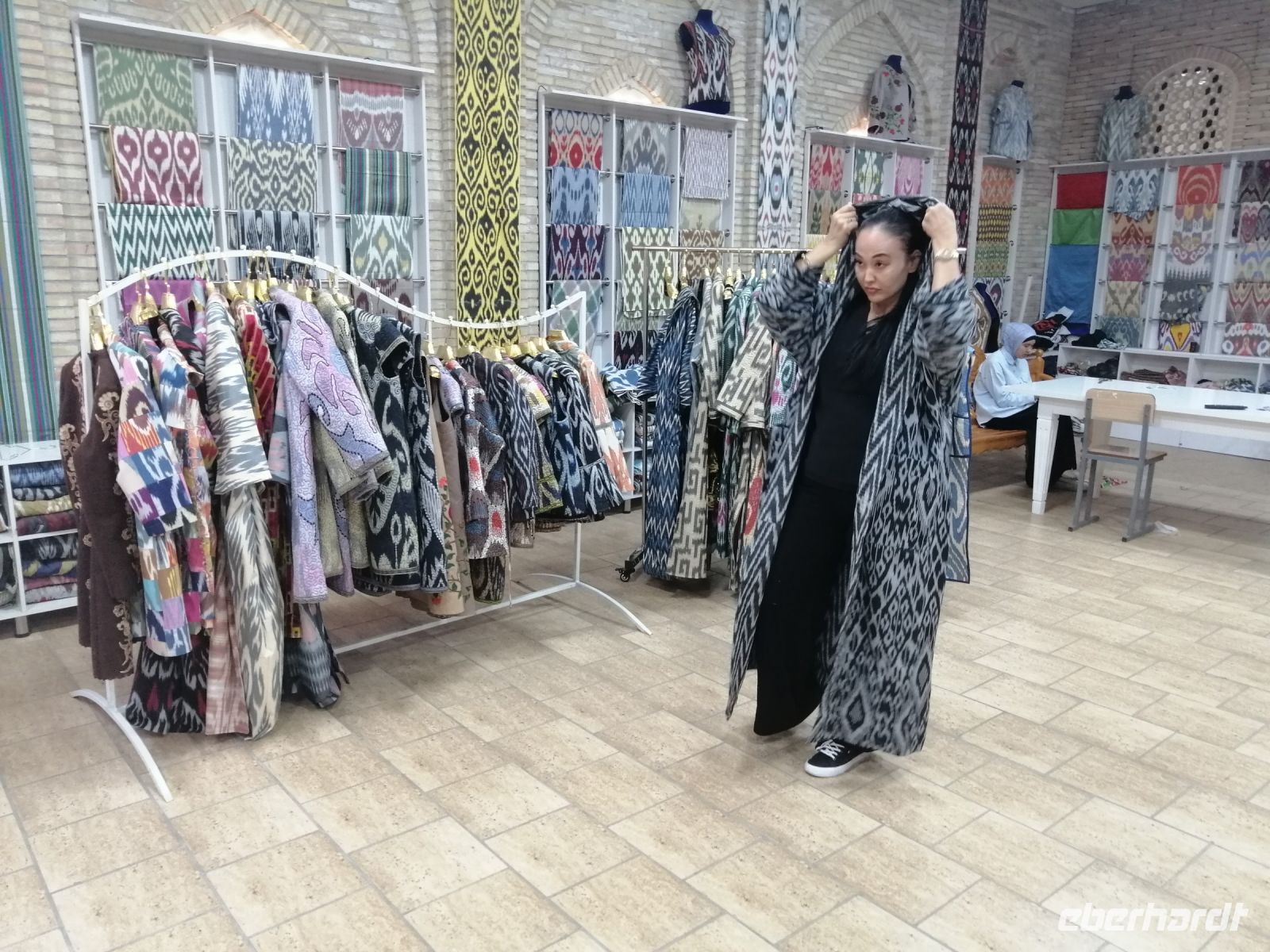 Besichtigung einer Mode-Boutique, Buchara