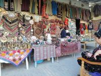 Stadtrundgang durch Buchara, Händler vor der Chor Minor Moschee