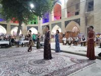 Modenschau in der Nodir Devon Begi Medresse, Buchara