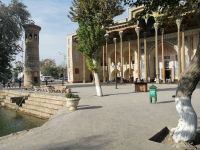 Fotostopp an der Bolo Hauz Moschee mit Minarett, Buchara