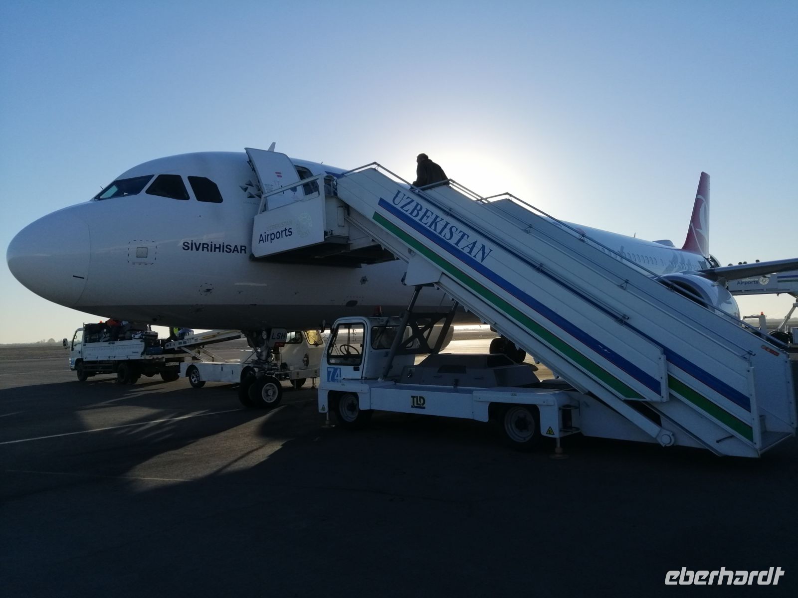 Flughafen in Urgentsch, Abflug nach Istanbul