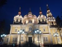Russisch-orthodoxe Kirche in Almaty am Abend