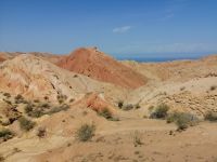 Canyon Skazka: Tal der Märchen-Figuren, im Hintergrund - Issyk Kul-See