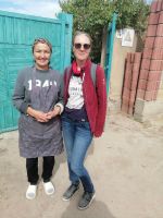 zu Besuch auf einen Tee bei einer usbekischen Familie: Meerim und Lena