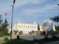 Stadtrundgang durch Bischkek: Denkmal zu Ehren von Baatyr Kenen Uulu. Im Hintergrund: das Kulturministerium