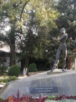 Denkmal zu Ehren von Tänzer Cholponbek Basarbaew