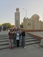 Stadtrundgang durch Taraz: einheimische Jugendliche