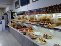 Pause an einer modernen Raststätte bei Taraz