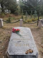 Besichtigung des Prschewalski-Museums in Karakol, Grabstein von Nikolaj Prschewalski