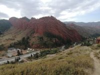 Felsformationen aus rotem Sandstein - Jety-Oguz-Schlucht (2.100 m) 