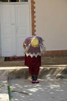 bei einer hiesigen Bauernfamilie - die frisch gebackene Braut