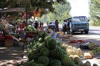 auf einem kleinen Markt am Straßenrand