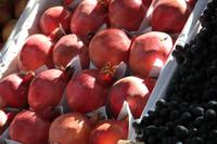 Granatäpfel auf einem kleinen Markt am Straßenrand