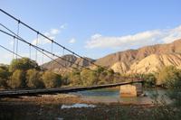 Hängebrücke über den Tschu Fluss