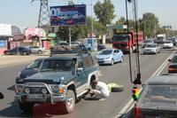 Panne in Almaty - mitten auf der Kreuzung den Reifen wechseln